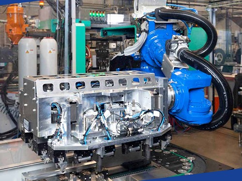 Knickarmroboter am heben eines schweren Werkstücks